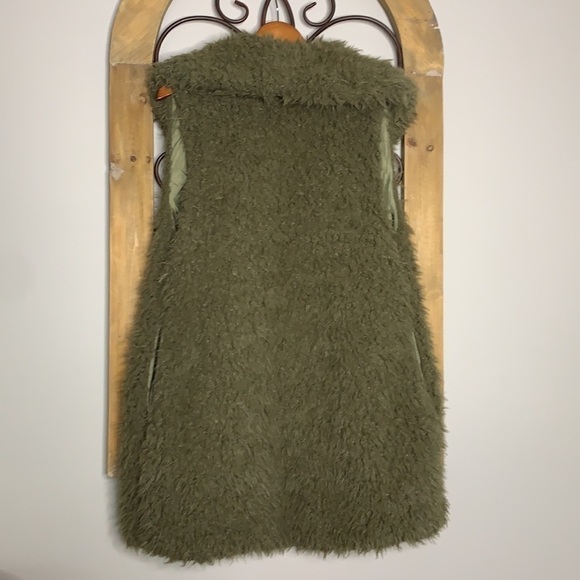Me Jane Faux fur vest with pockets! - Picture 3 of 5